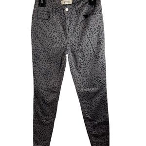 🛍️ACCEPTING OFFERS 🛍️Jak&Rae Gray Leopard Stretch Jeans